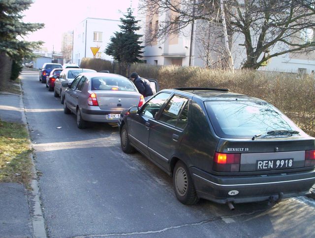 Tyle aut na raz Orzechowa nie widzia�a...