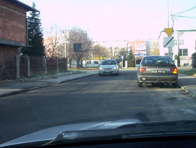 Jedni w jedn�, drudzy w drug�...