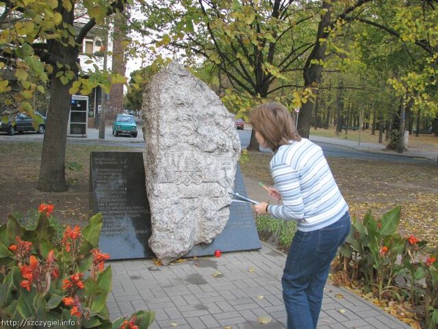 Kolejny pomnik, kolejna tablica...