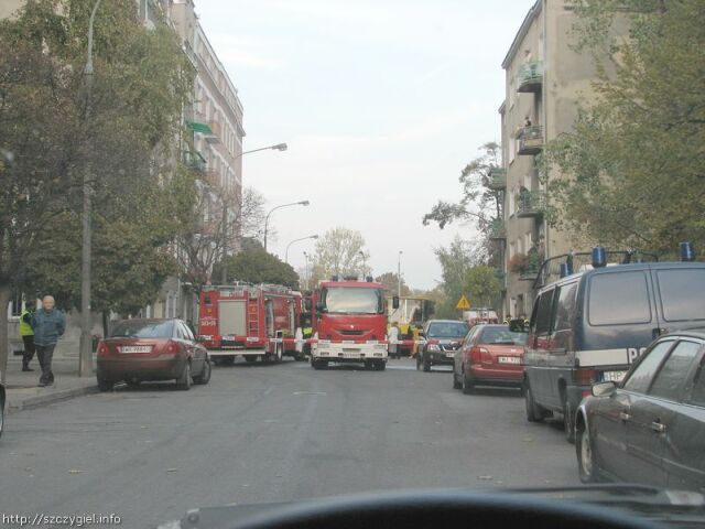 Blokada ulicy - pali�a si� kamienica.