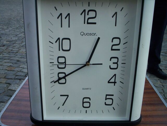12:39 czy 13:39? Dylatacja czasu?