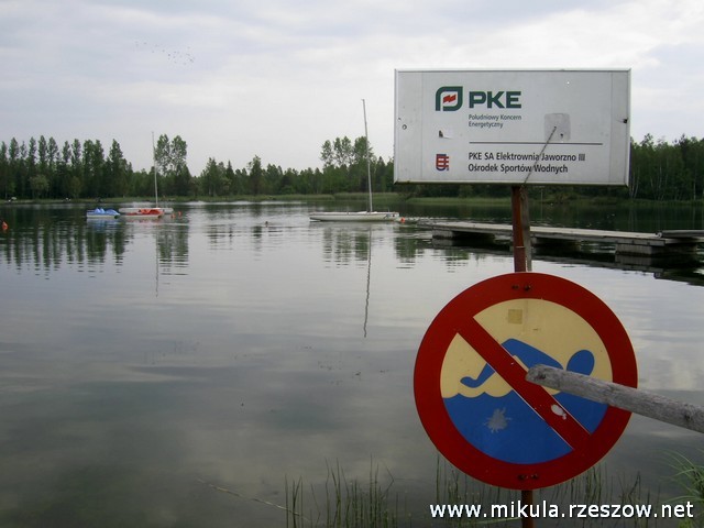 Waldek k�pie si� w zalewie...